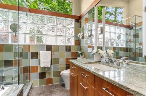 10 Hockanum Rd, Westport CT 06880-2121 exterior