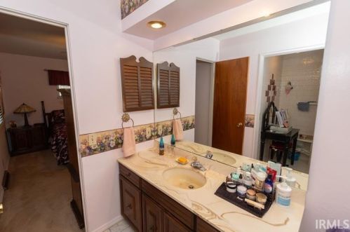 140 Manchester Dr, Mishawaka IN 46544-3526 exterior