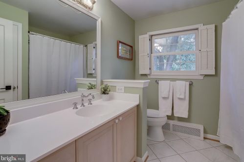 8909 Linton Ln, Alexandria VA 22308-2438 exterior