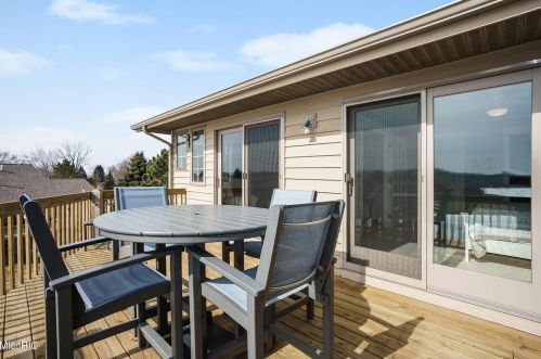 3713 Marina View Pt, Meskegon MI 49441-6406 exterior