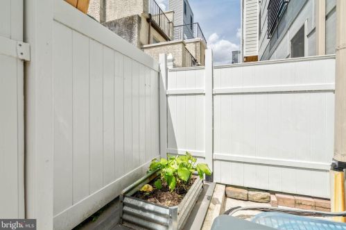 854 Leithgow St, Philadelphia PA 19123-2127 exterior