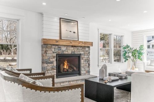 166 Ruggles Ave, Middletown RI 02840-4351 exterior