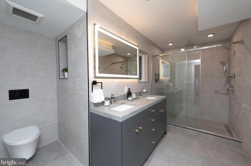 2037 Locust St, Philadelphia PA  19103-5613 exterior