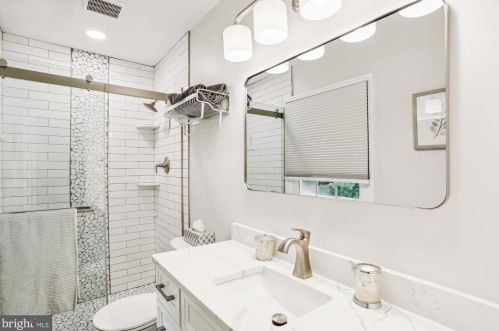 18052 Ml Crk Dr, Rockville MD 20855-1000 exterior