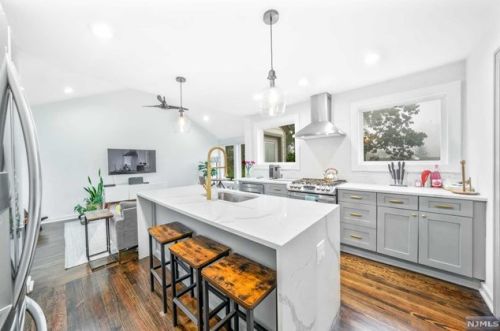 12 Burnett Ter, Town Center NJ  07052-3810 exterior