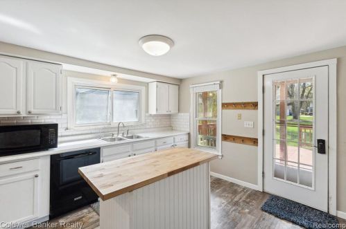 1787 Sashabaw Rd, Brandon MI  48462-9163 exterior