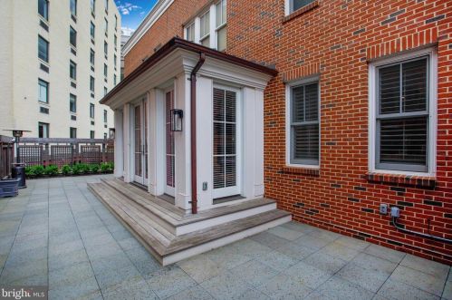 420 3rd St, Washington DC  20003-1930 exterior