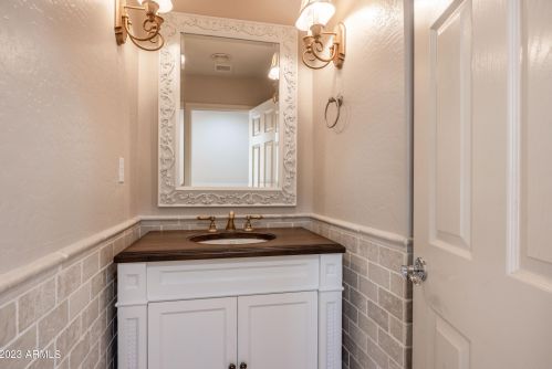 3931 Crst Ln, Phoenix AZ 85027-1602 exterior