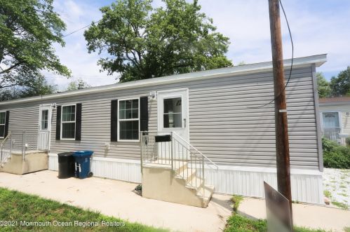 17 Monique Cir, Hazlet, NJ 07730-1543