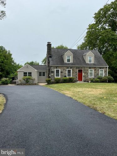 272 Old Middletown Rd, Media, PA 19063-4831