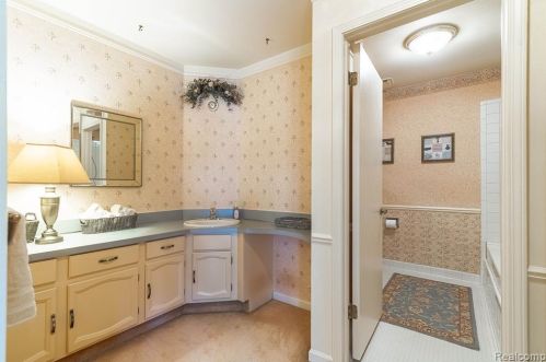 1249 Oakwood Ct, Rochester MI 48307-2539 exterior