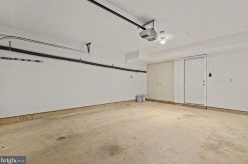 3805 Eisenhower Ave, Alexandria VA 22304-6427 exterior