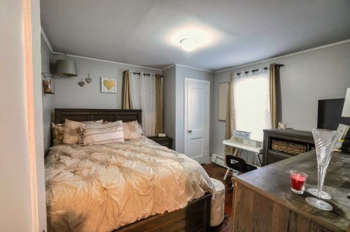 18 Underhill Ave, Poughkeepsie NY 12601-4913 exterior