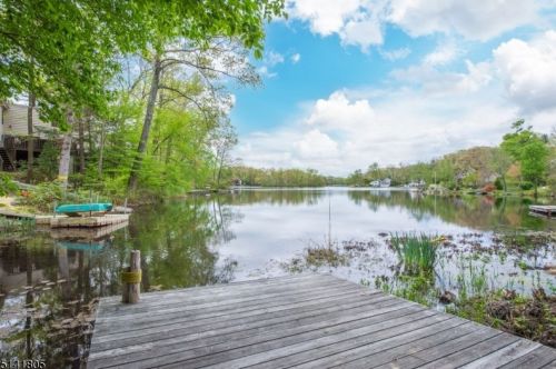 86 Lakewood Dr, Parsippany NJ 07834-2819 exterior