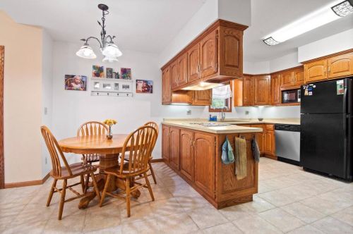 910 Forest Home Dr, Manitowoc, WI 54220-9690