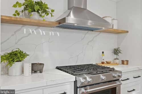 2706 Valley Dr, Alexandria VA  22302-2845 exterior