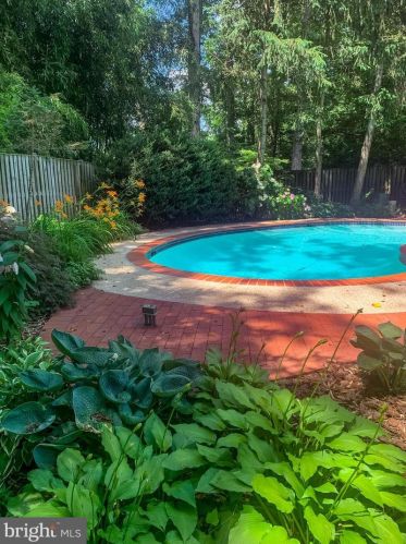 1423 Crestridge Dr, Silver Spring MD 20910-1535 exterior