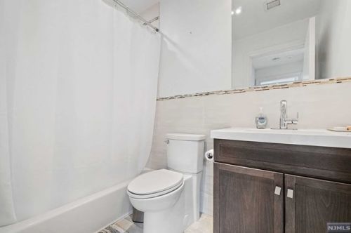 24 Casta Ln, Edgewater NJ 07020-1504 exterior