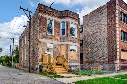 64 68th St, Chicago, IL 60637-3952