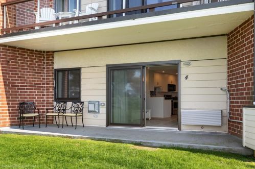 4 Capella, Middletown RI 02840-1587 exterior