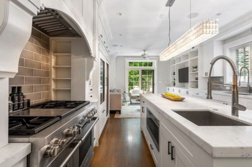 61 Elm St, Chicago IL 60610-2434 exterior