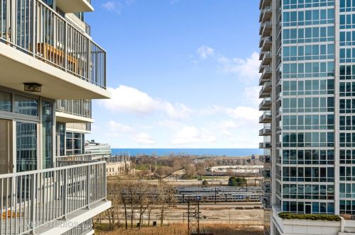 1600 Prairie Ave, Chicago IL  60616-1360 exterior