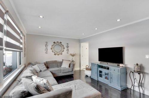 2 Center St, Kinnelon, NJ 07405-1331