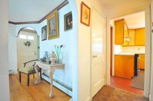 132 Walker St, Manchester CT 06040-4329 exterior