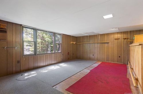 158 Center St, Windsor Locks CT 06096-2409 exterior