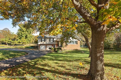 33 Hidden Stream Rd, East Freehold, NJ 07728-1563