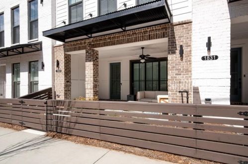 1833 La Dawn Ln, Atlanta GA  30318-2016 exterior