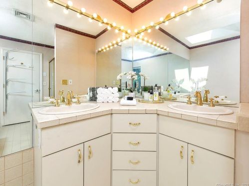 1 Essex Ct, Farmington CT 06032-1433 exterior