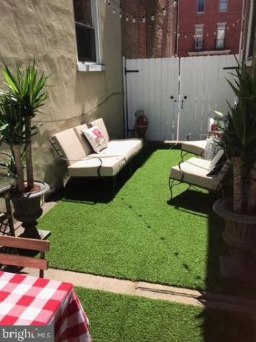 1617 Green St, Philadelphia PA 19130-4306 exterior