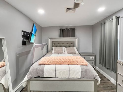 179 Mineola Ave, Valley Stream NY 11580-5804 exterior