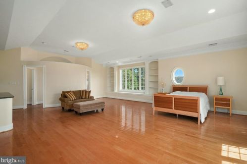 12705 Greenbriar Rd, Rockville MD 20854-6324 exterior