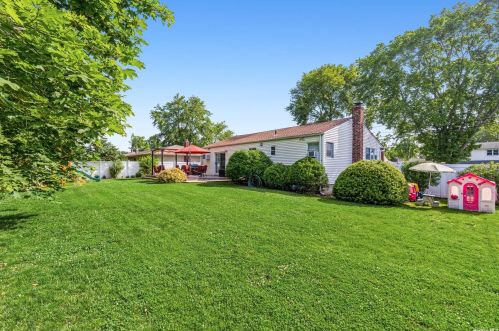 37 Evelyn Dr, Commack NY 11725-3822 exterior