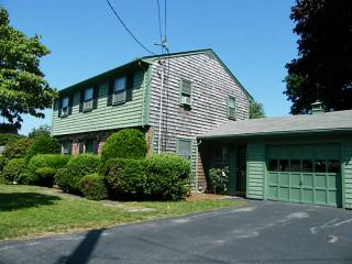 12 Longmeadow Ave, Middletown, RI 02842-5247