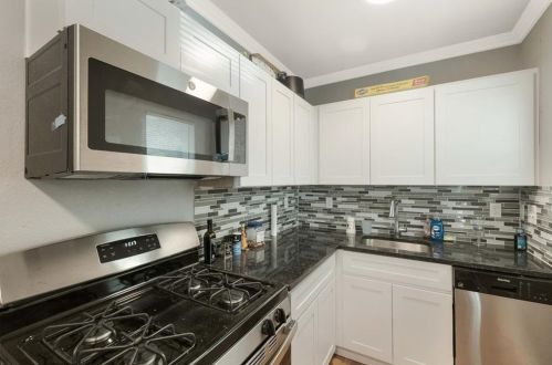 204 30th St, Austin, TX 78705-3859