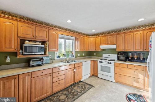 381 Thornhill Dr, Hanover PA  17331-7976 exterior