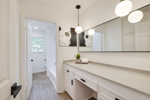 8800 Balcones Clb Dr, Austin TX 78750-3006 exterior