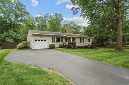 24 Tamarack Hl Dr, Poughkeepsie NY 12603-1112 exterior