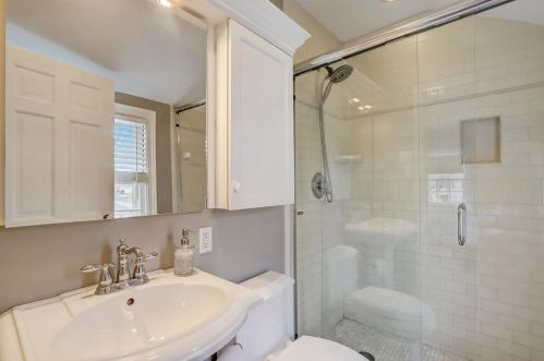 6405 Lk Dr, Milwaukee WI 53217-4229 exterior