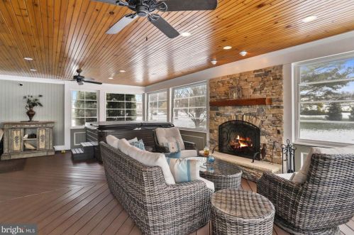 19840 Meredith Dr, Rockville MD 20855-2426 exterior