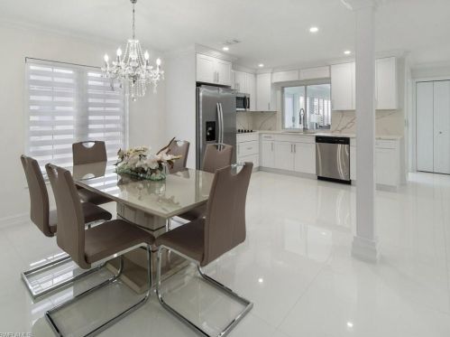 9980 Vanderbilt Dr, Naples FL 34108-2170 exterior