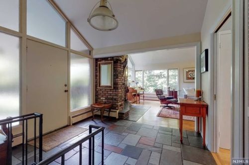 11 Stevenson Ln, Upper Saddle River NJ  07458-2136 exterior