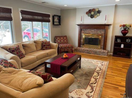 3 Maria Ct, Huntington Station NY 11746-2719 exterior