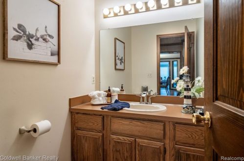 3227 Greenspring Ln, Rochester MI 48309-2744 exterior