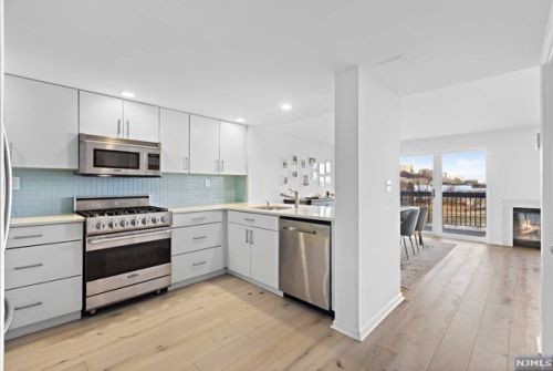 311 Nelson Ct, Edgewater NJ  07020-1618 exterior