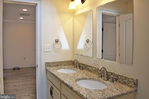 87 Leavitt Ln, Princeton NJ 08540-3921 exterior