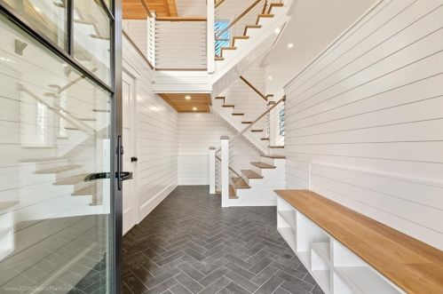 166 Ruggles Ave, Middletown RI 02840-4351 exterior